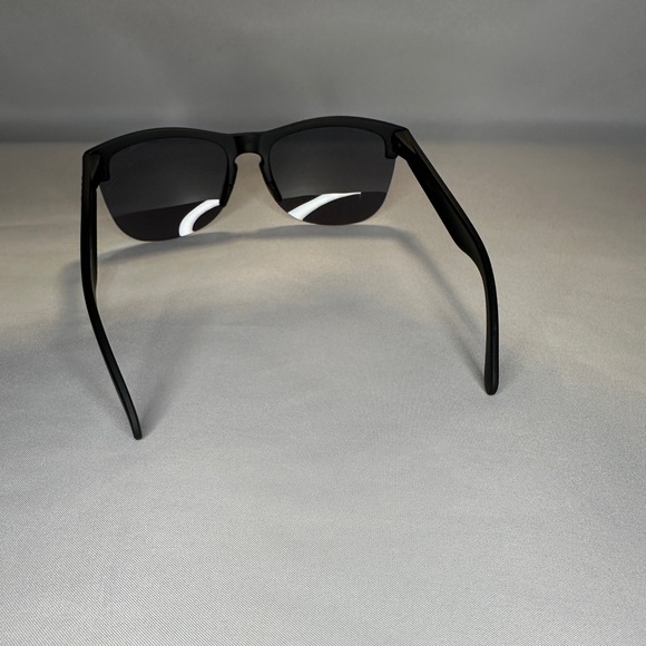 Oakley FROGSKINS LITE Sunglasses - Picture 2 of 6